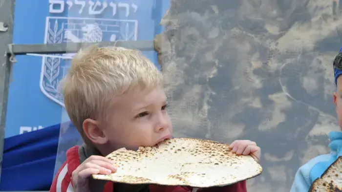 ניר ברקת בטקס חשיפת המצה הגדולה בעולם מרץ 2010