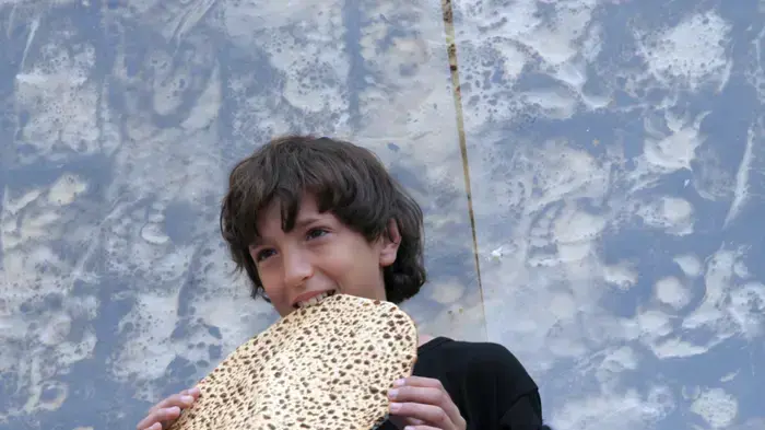 ניר ברקת בטקס חשיפת המצה הגדולה בעולם מרץ 2010