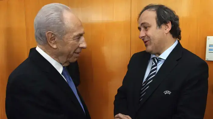 מישל פלאטיני נשיא אופ"א עם נשיא המדינה שמעון פרס