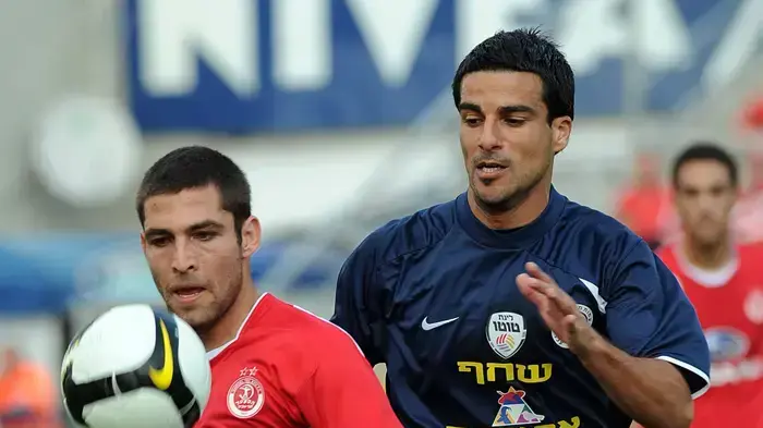 מגן הפועל עכו דודי פדלון מאחורי חלוץ הפועל תל אביב איתי שכטר
