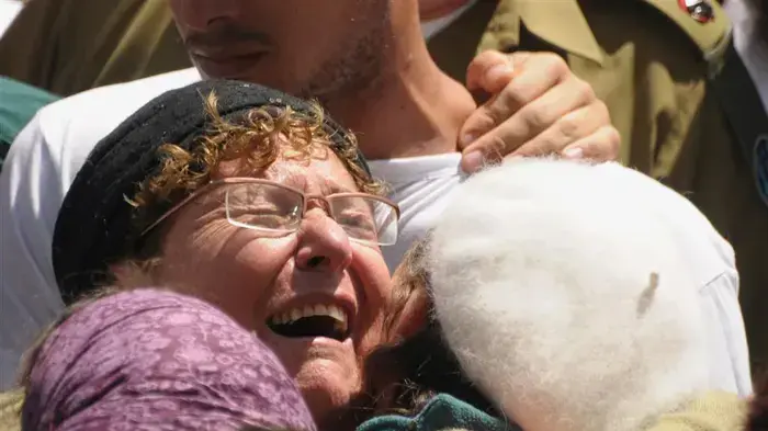 משפחתו של רס"ן אלירז פרץ בהלוויתו בהר הרצל- מרץ 2010