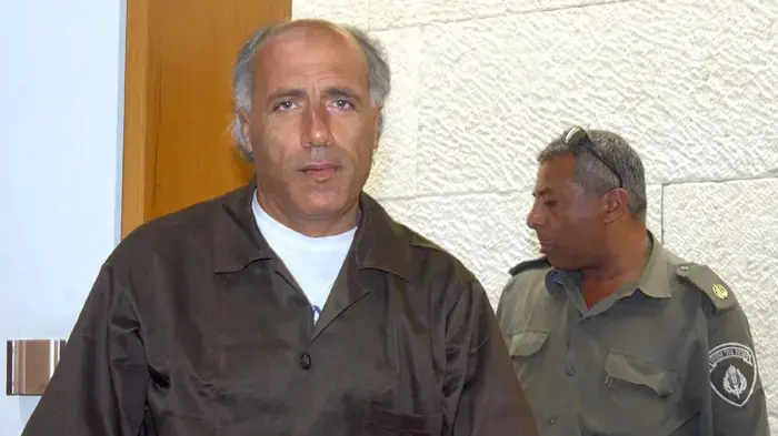 מרדכי וענונו בבית המשפט בעליון בירושלים בעתירה בה דרש לפרסם מסמכים מהמשפט בו הורשע בריגול ובגידה  2002