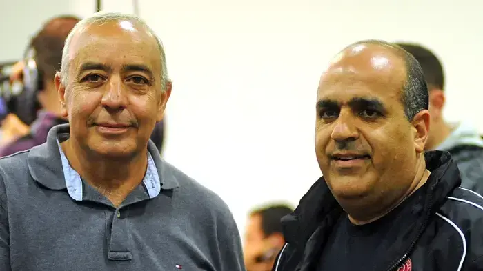 מנהל בית"ר ירושלים מנחם נידם, לצד מנהל הפועל תל אביב מורדי דדון