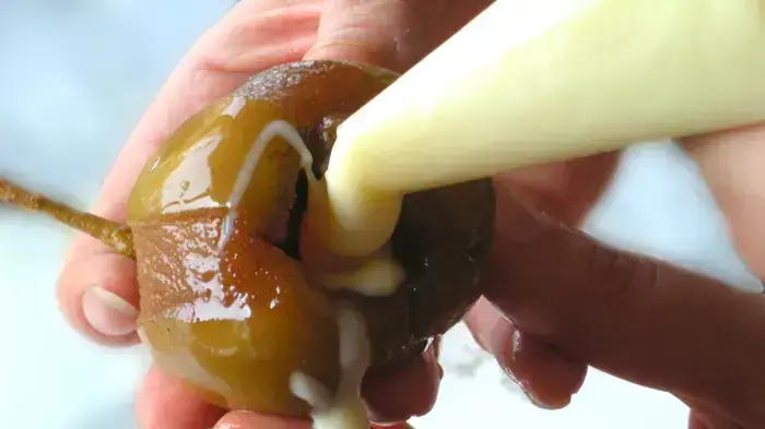 אגס שיכור במילוי גנאש שוקולד לבן