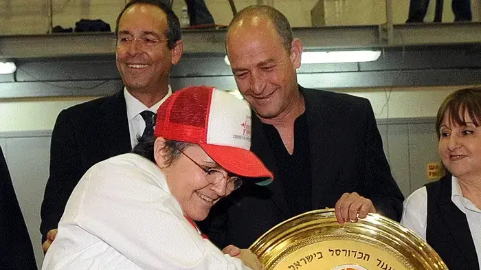 מאמנת אלקטרה רמת השרון, אורנה אוסטפלד, חוגגת זכיה באליפות