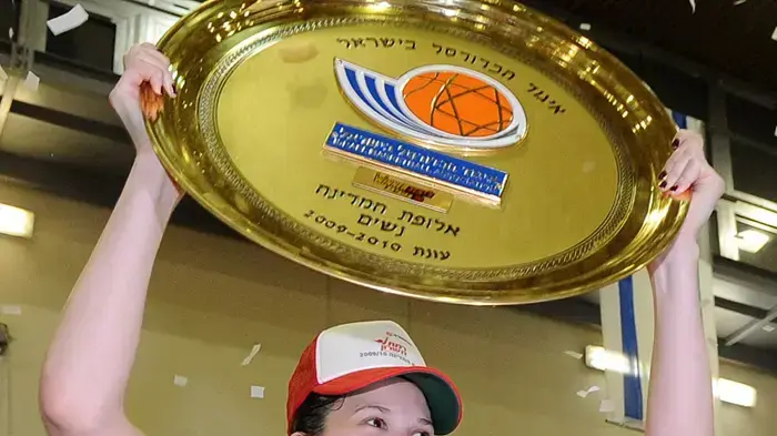 שחקנית אלקטרה רמת השרון, מירב דורי, חוגגת אליפות