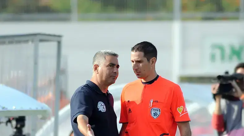 פרדי דוד מאמן מכבי פתח תקוה משוחח עם השופט