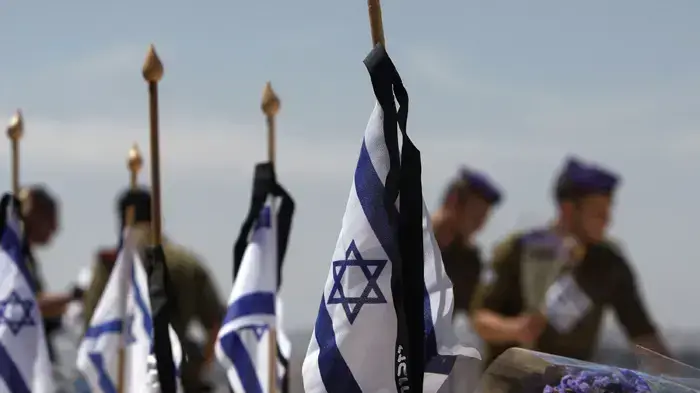 חיילים מניחים דגלי ישראל ליד קברי חללי צה"ל בהר הזיתים