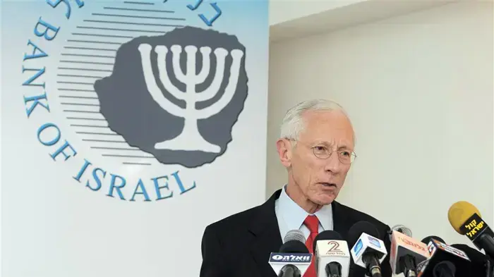 נגיד בנק ישראל סטנלי פישר בזמן הגשת דו"ח בנק ישראל לשנת 2009 בבנק ישראל בירושלים- אפריל 2010