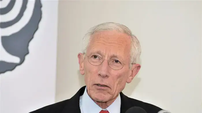 נגיד בנק ישראל סטנלי פישר בזמן הגשת דו"ח בנק ישראל לשנת 2009 בבנק ישראל בירושלים- אפריל 2010