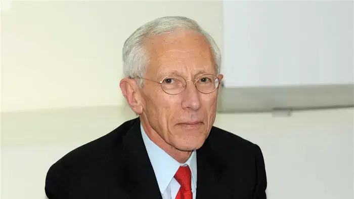 נגיד בנק ישראל סטנלי פישר בזמן הגשת דו"ח בנק ישראל לשנת 2009 בבנק ישראל בירושלים- אפריל 2010