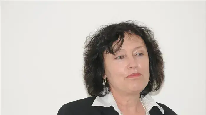 דוקטור קרנית פלוג מנהל חטיבת מחקר בבנק ישראל בזמן הגשת דו"ח בנק ישראל לשנת 2009 בבנק ישראל בירושלים- אפריל 2010