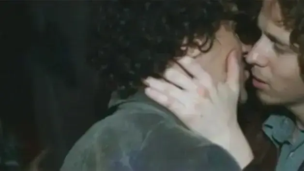 מתוך הקליפ "יש לך סיבה" של להקת המועדון