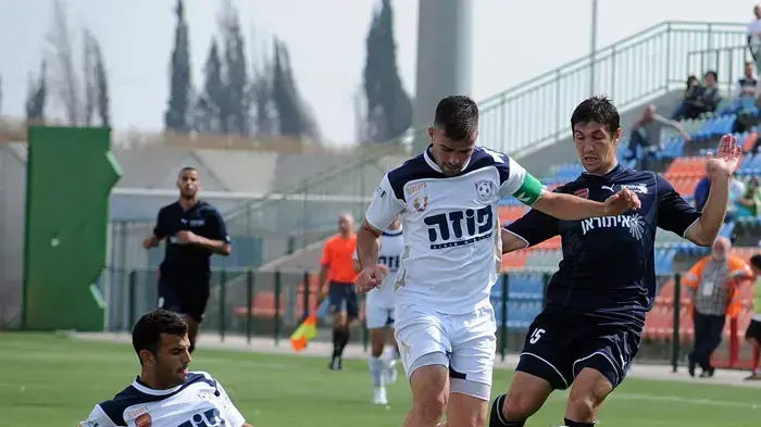 שחקן עירוני קרית שמונה זוראן בלדובלייב מול שחקן סקציה נס ציונה מורן ז'אן