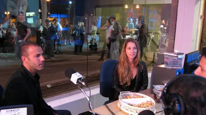 סער מהאח הגדול באולפן השקוף של הרדיו הבינתחומי