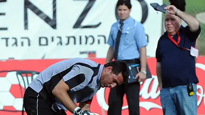 שאול סמדג'ה שוער הפועל רעננה מנחם את אמג'ד סלימאן שחקן מכבי אחי נצרת
