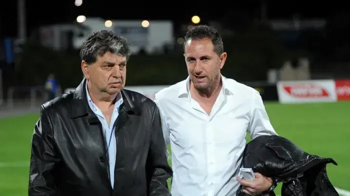 דוד אמסלם עוזר מאמן בית"ר ירושלים עם המאמן יצחק שום