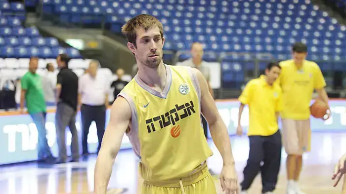 שחקן מכבי תל אביב, אנדרו ויז'נייבסקי