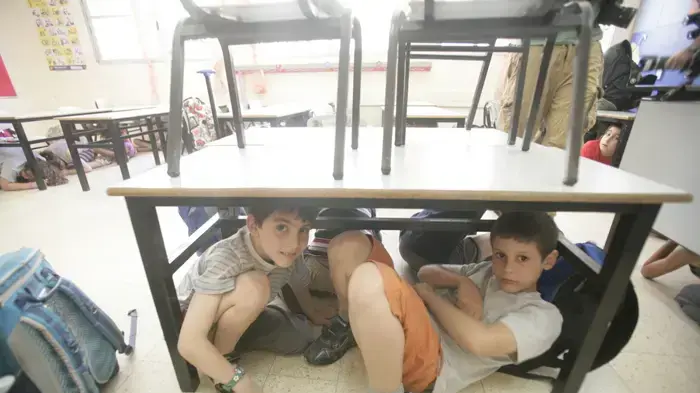 תלמידי כיתה א' וב' בבית ספר  א.ד.גורדון בתל-אביב בזמן האזעקה כחלק מתרגיל פיקוד העורף "נקודת מפנה 4" נערך ברחבי הארץ  מאי 2010