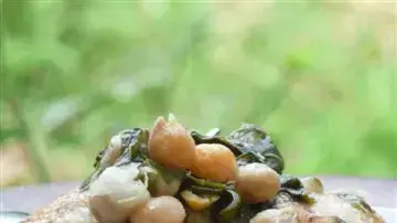 קציצות עוף ברוטב מנגולד, חומוס ולימון כבוש