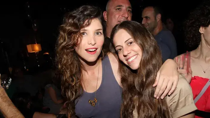 רוני הדר (משמאל)