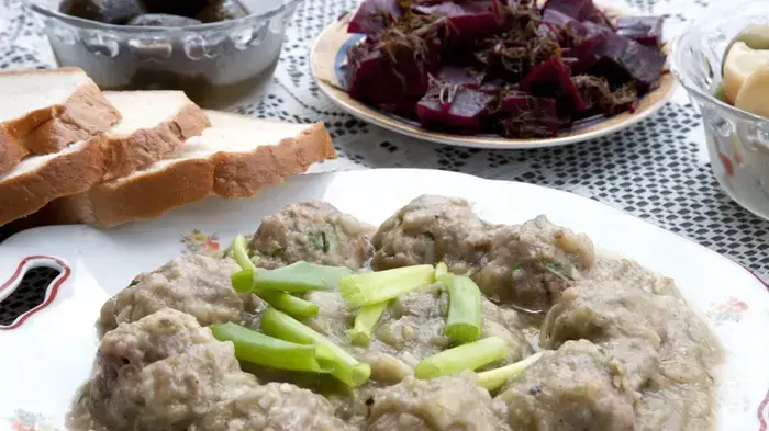 תבשיל חצילים עם קציצות בשר מאודות