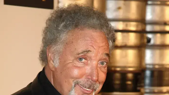 טום ג'ונס שותה גינס, 2009