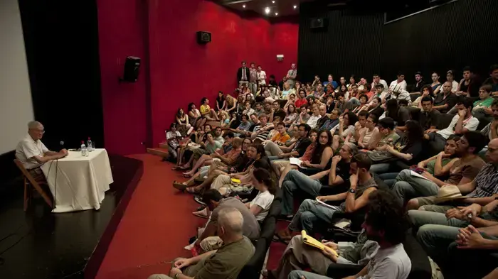 קהל במפגש עם רוג'ר קורמן בפסטיבל הסטודנטים הבינלאומי
