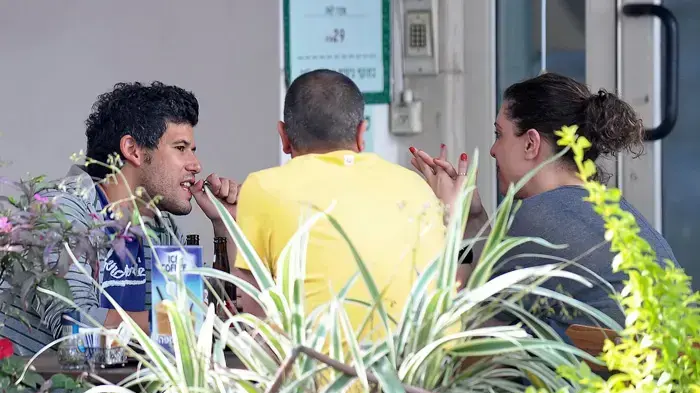 גיא עמיר וחנן סביון (קצר וניוטון) בבית קפה, יוני 2010