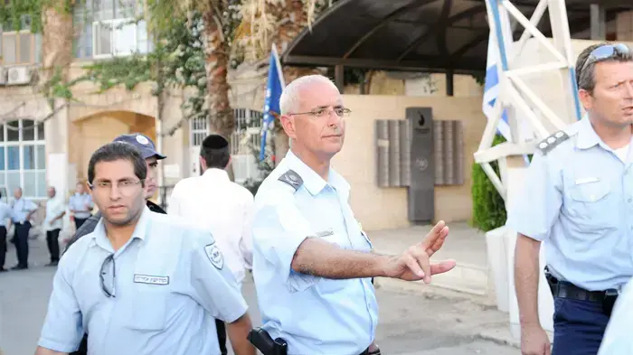 ניצב אהרן פרנקו מגיע להפגנת ענק של חרדים בירושלים כנגד החלטה לאסור את הורי התלמידות מעמנואל- יוני 2010