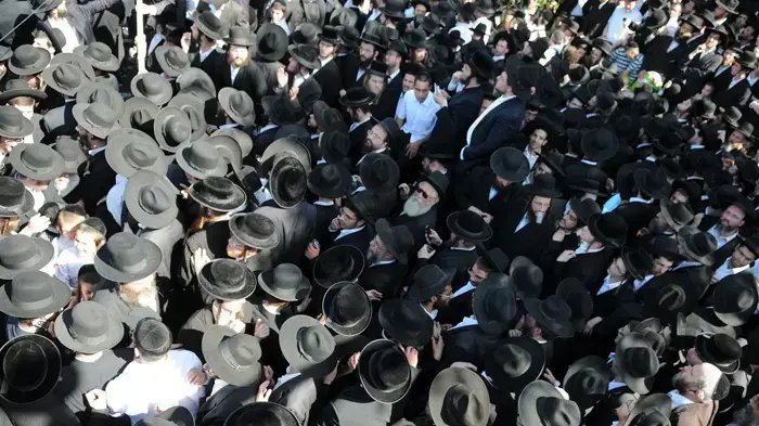 רבבות חרדים מפגינים בירושלים כנגד החלטה לאסור את הורי התלמידות מעמנואל- יוני 2010