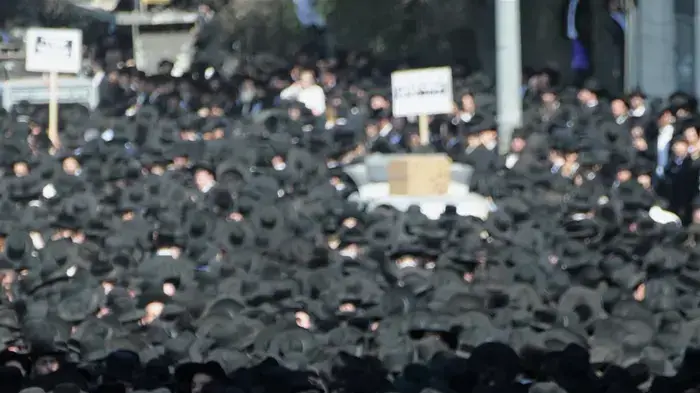 רבבות חרדים מפגינים בירושלים כנגד החלטה לאסור את הורי התלמידות מעמנואל- יוני 2010