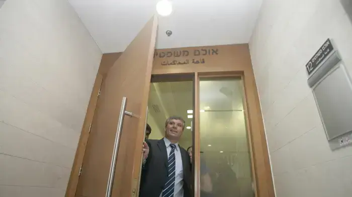 שלום שמחון בבית המשפט יוני 2010 שלום שמחון בבית המשפט יוני 2010