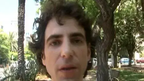 שמוליק פרי בקליפ לשיר "Smile"