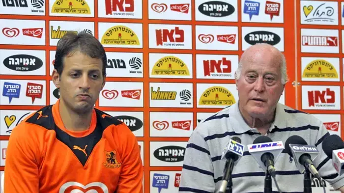 דרור קשטן מאמן בני יהודה עם הקפטן אסי בלדוט