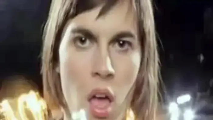 קאקי קינג בקליפ לשיר "Pull Me O"