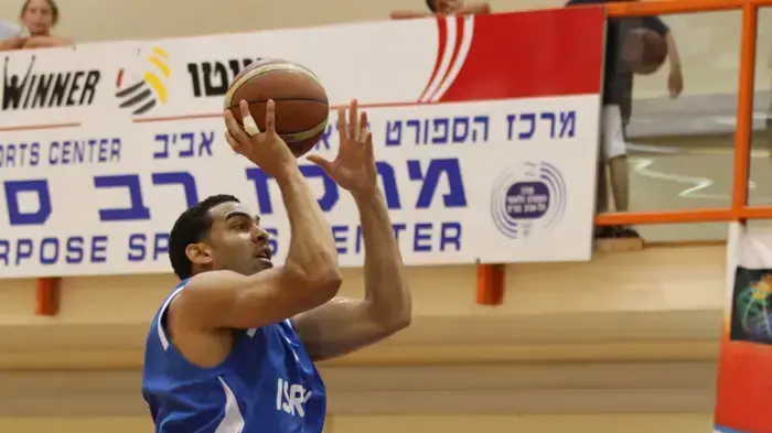 דייויד בלותנטאל שחקן נבחרת ישראל בכדורסל במשחק נגד בלגיה