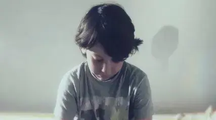 מתוך הקליפ "תוך כדי שיחה" של אדם בן אמיתי