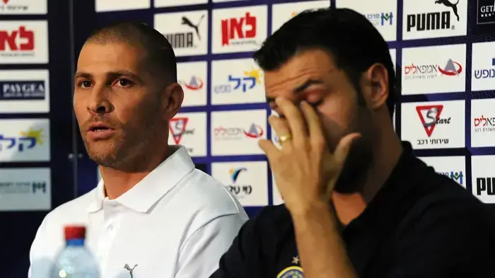 רוברטו קולאוטי (ימין) שחקן מכבי תל אביב עם מנג'ר הקבוצה אבי נמני במסיבת עיתונאים