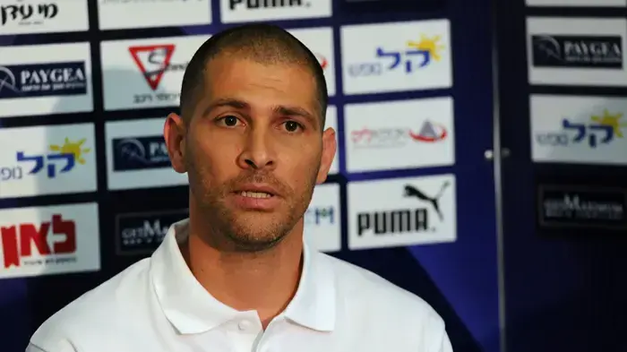 אבי נמני מנג'ר מכבי תל אביב (שמאל) עם שחקן הקבוצה רוברטו קולאוטי במסיבת עיתונאים