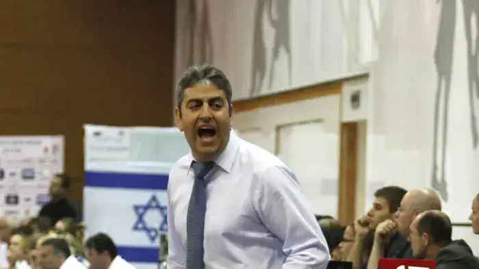 מאמן נבחרת הנשים של ישראל אלי רבי