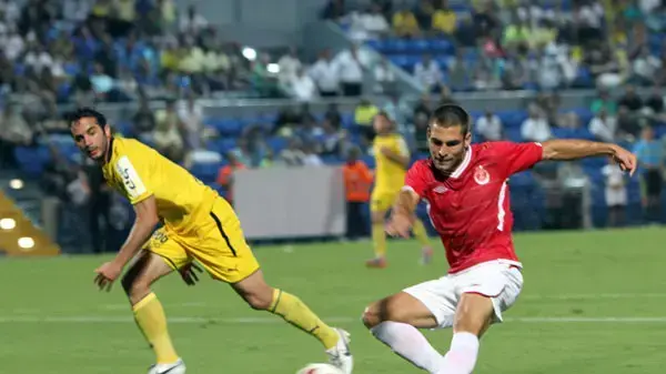 איתי שכטר שחקן הפועל תל אביב מול קלמי סבן שחקן מכבי תל אביב איתי שכטר שחקן הפועל תל אביב מול קלמי סבן שחקן מכבי תל אביב