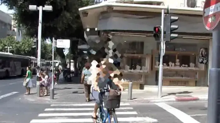 פוטו רצח מצלמה נסתרת של אור ירוק הולכי רגל חוצים באור אדום פוטו רצח מצלמה נסתרת של אור ירוק הולכי רגל חוצים באור אדום