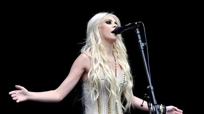 טיילור מומסן, סולנית להקת The Pretty Reckless
