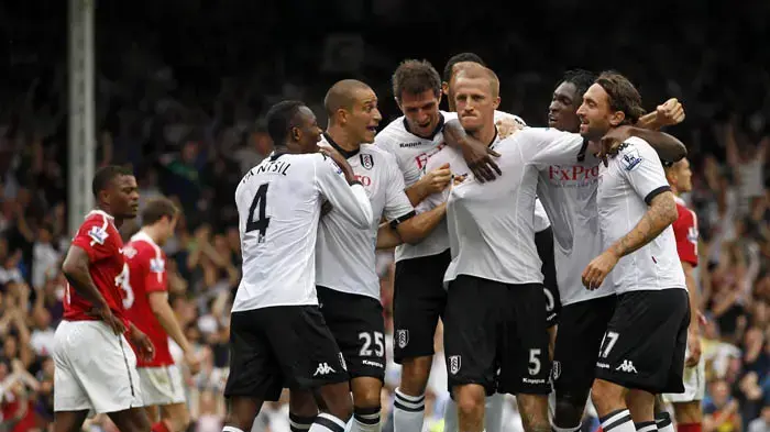 שחקני פולהאם חוגגים עם ברד הנגלנד שער