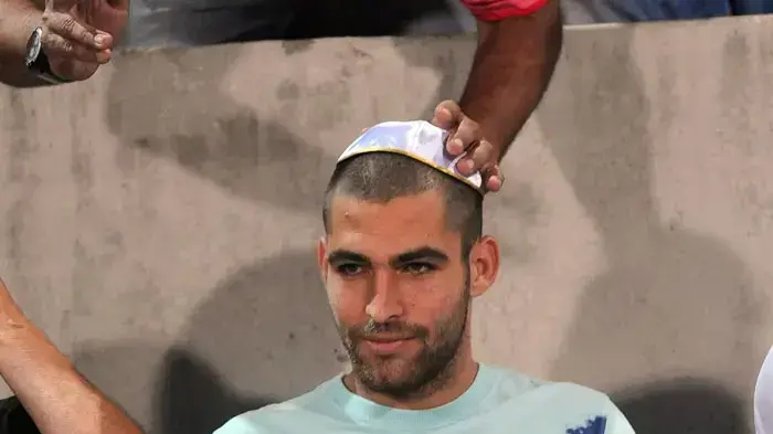 איתי שכטר שחקן הפועל תל אביב עם כיפה ביציע