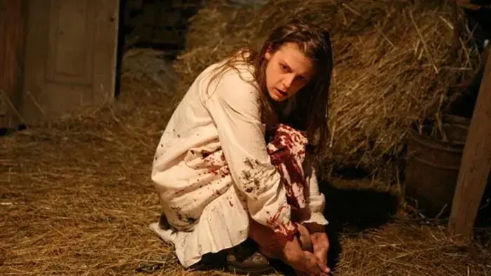 אשלי בל בסרט "The Last Exorcism"