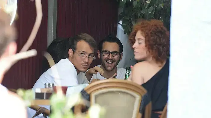 פפראצי אוהד שרגאי עם חברים בבית קפה פפראצי אוהד שרגאי עם חברים בבית קפה