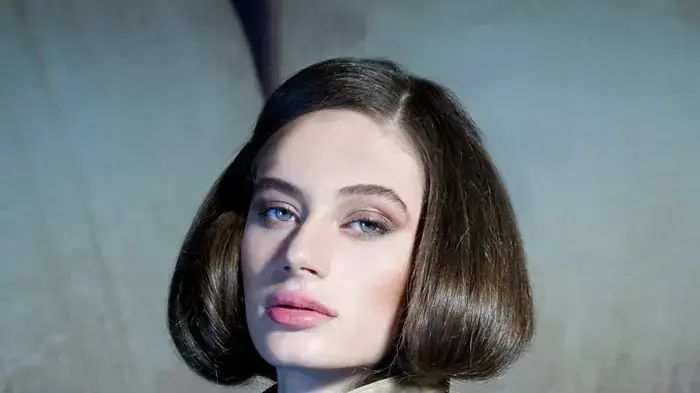 נועם פרוסט במעיל טרנץ'