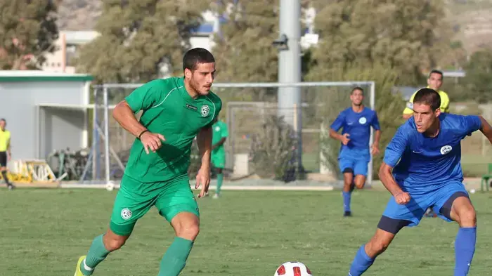 שחקן הפועל עכו גבע ברקאי מול שחקן מכבי חיפה תומר חמד